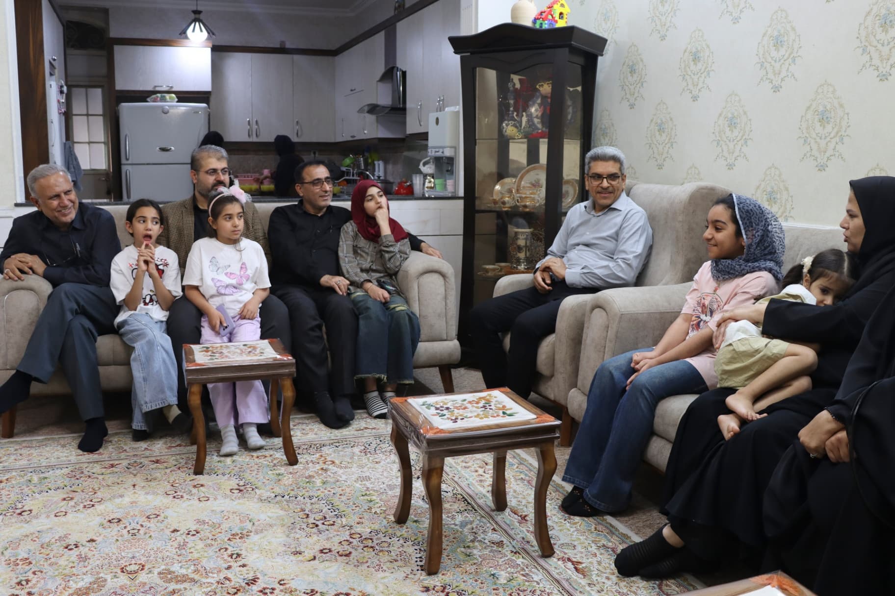 دیدار و سرزدن کادر مدرسه و دانش آموزان همکلاسی دانش آموز النا موزیری که در حادثه موشک باران سالن ورزشی شهر لامرد آسیب دیده و به افتخار جانبازی نایل گردیده