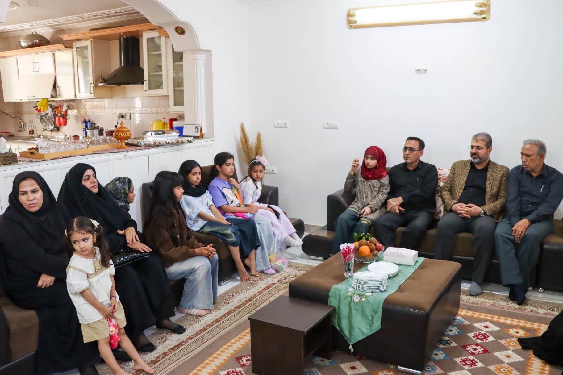 دیدار سرزدن کادر مدرسه و دانش آموزان همکلاسی دانش آموز بهار جعفری که در حادثه موشک باران سالن ورزشی شهر لامرد آسیب دیده و به افتخار جانبازی نایل شده