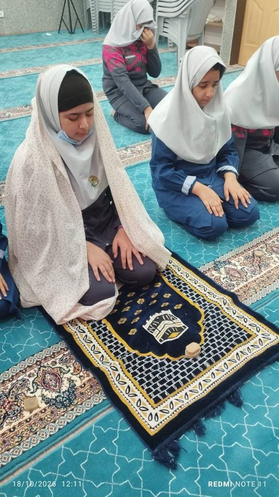 برگزاری نماز جماعت روزانه در مدرسه سال تحصیلی ۱۴۰۶–۱۴۰۵